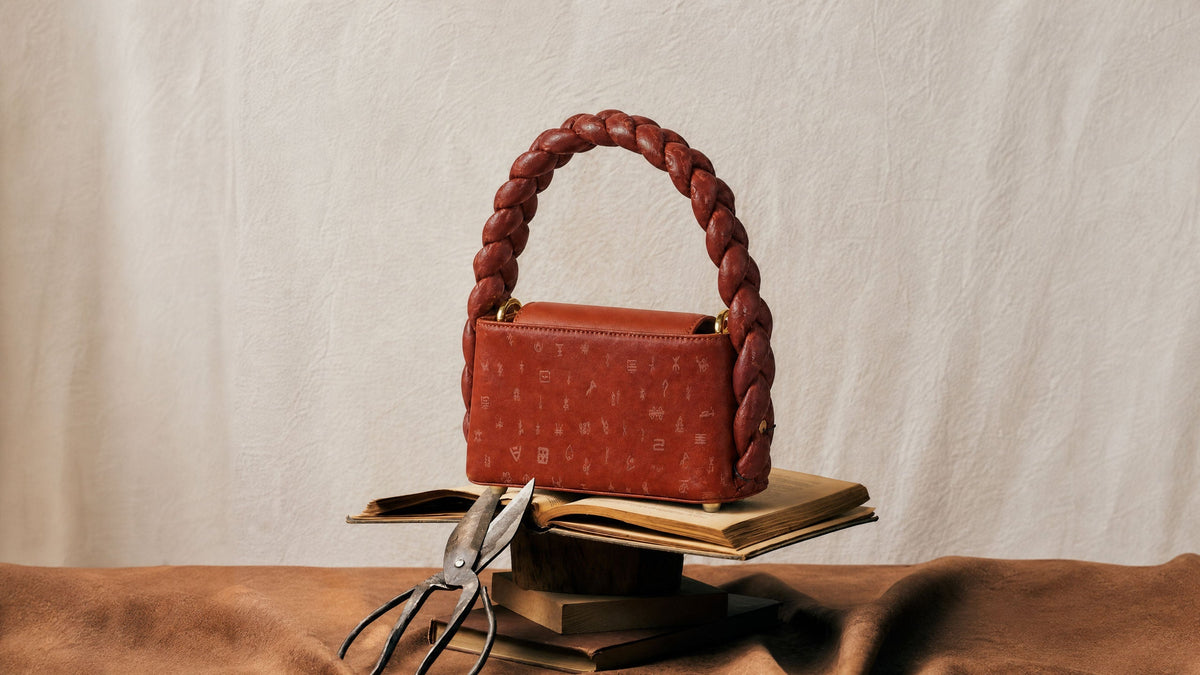 Inspired by the timeless beauty of Xiangyunsha silk, this handbag represents the connection between traditional craftsmanship and modern design. Discover how heritage textiles are transformed into a contemporary luxury piece.