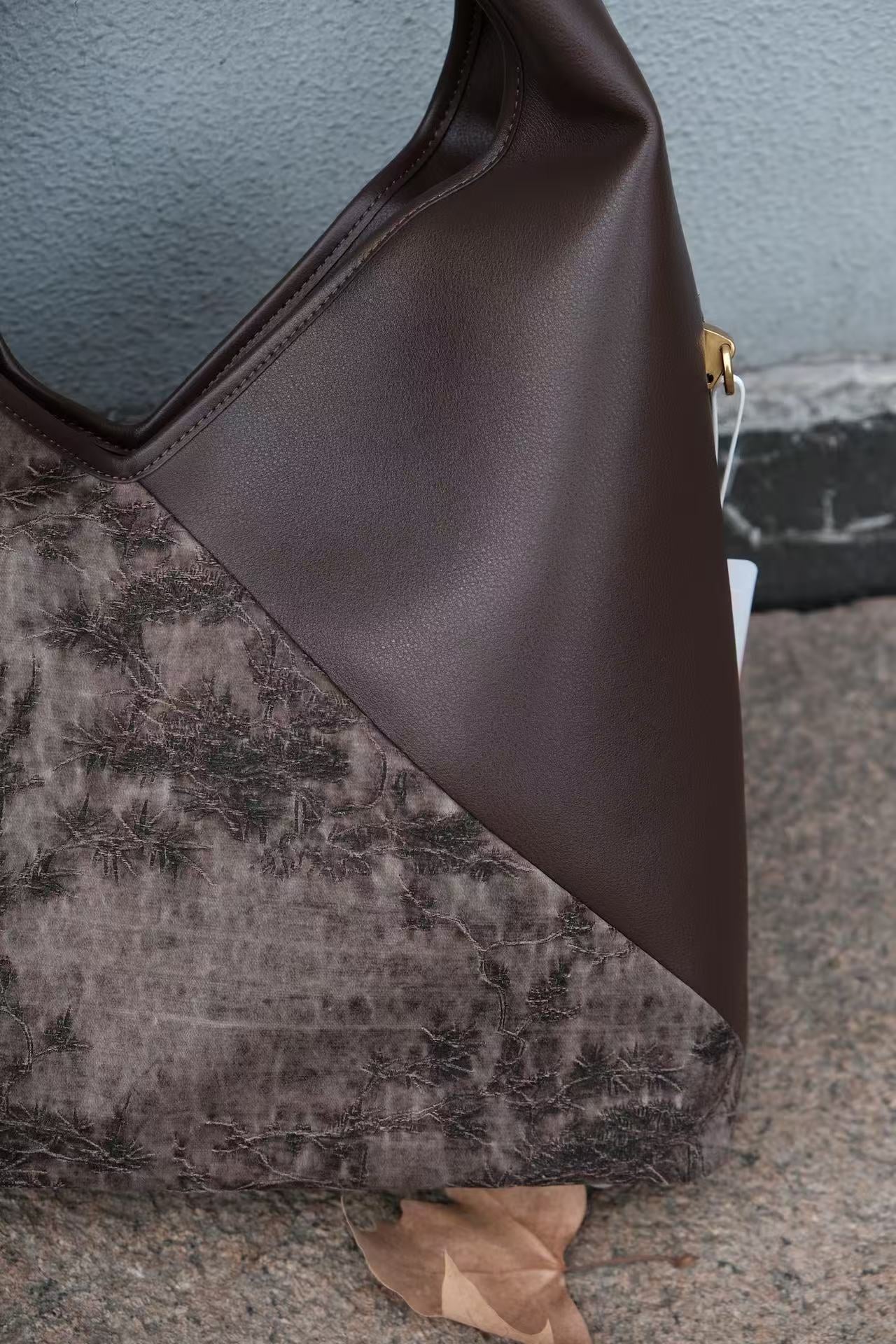 Split Panel Pine Embossed Xiangyunsha Shoulder Tote