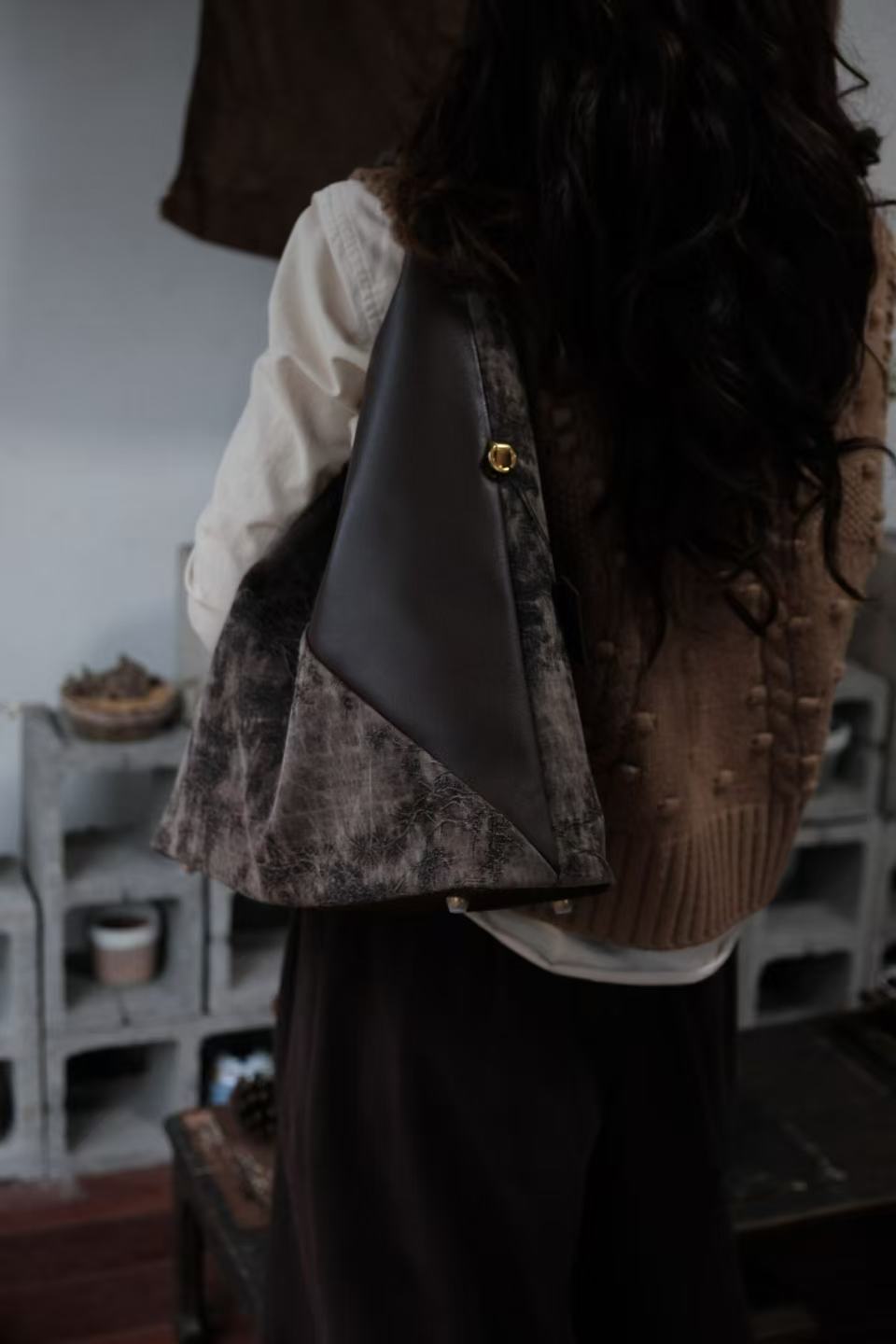 Split Panel Pine Embossed Xiangyunsha Shoulder Tote