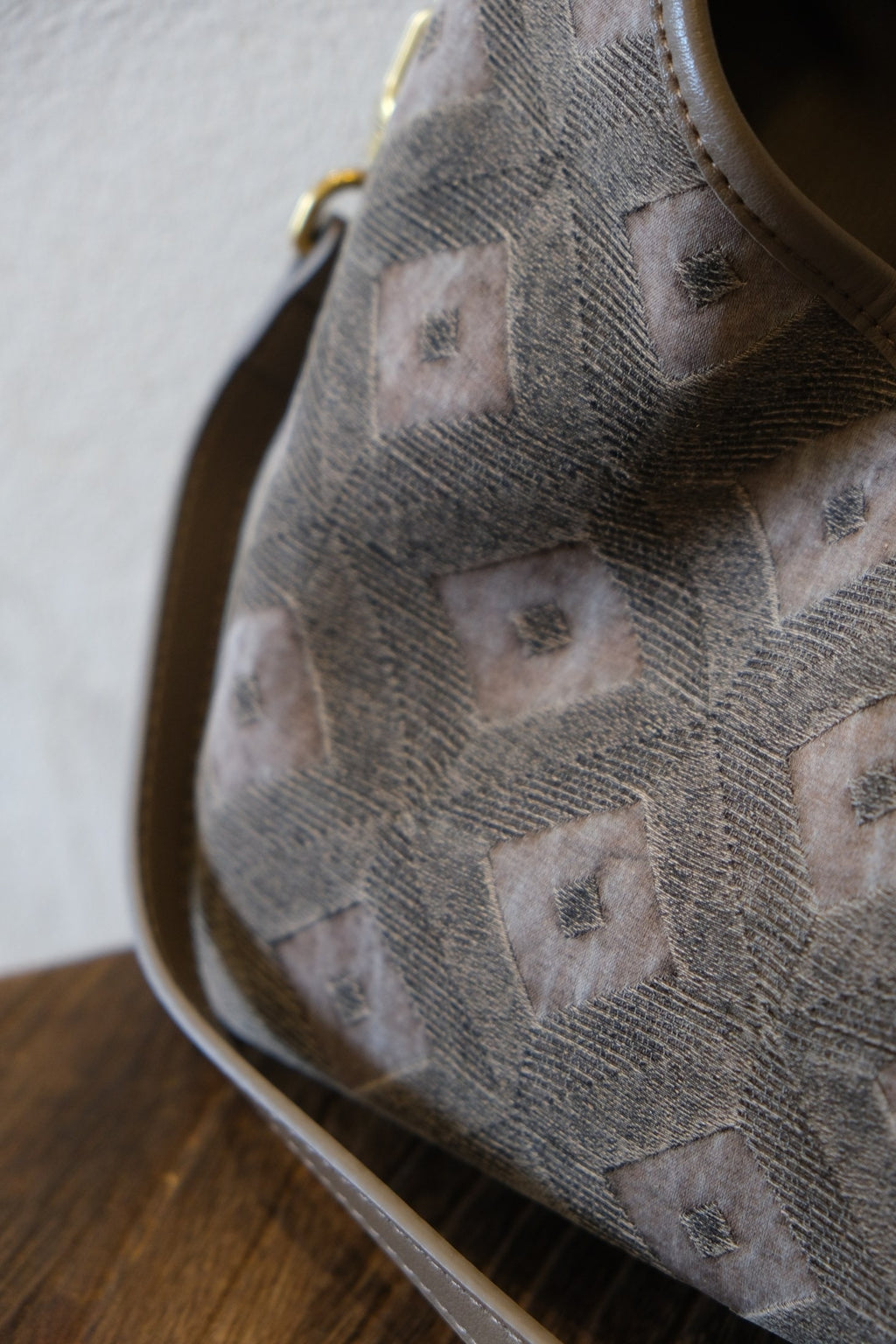 bag
Chinese heritage luxury bag with handmade silk craftsmanship