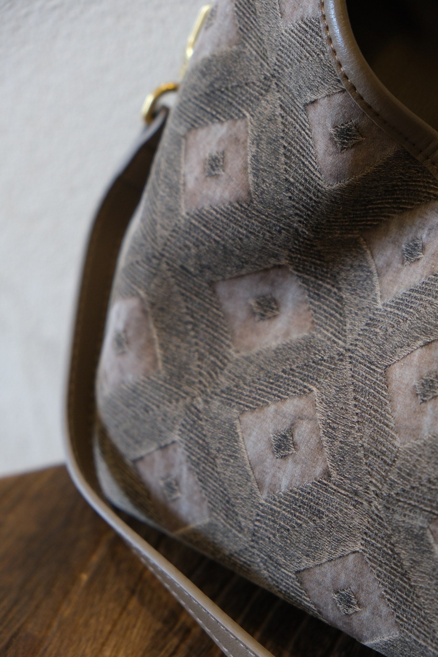 bag
Chinese heritage luxury bag with handmade silk craftsmanship