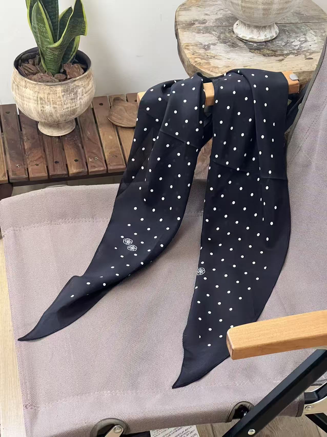 Black White Polka Dot Camellia Diamond Silk Scarf(35.43" × 17.72")
