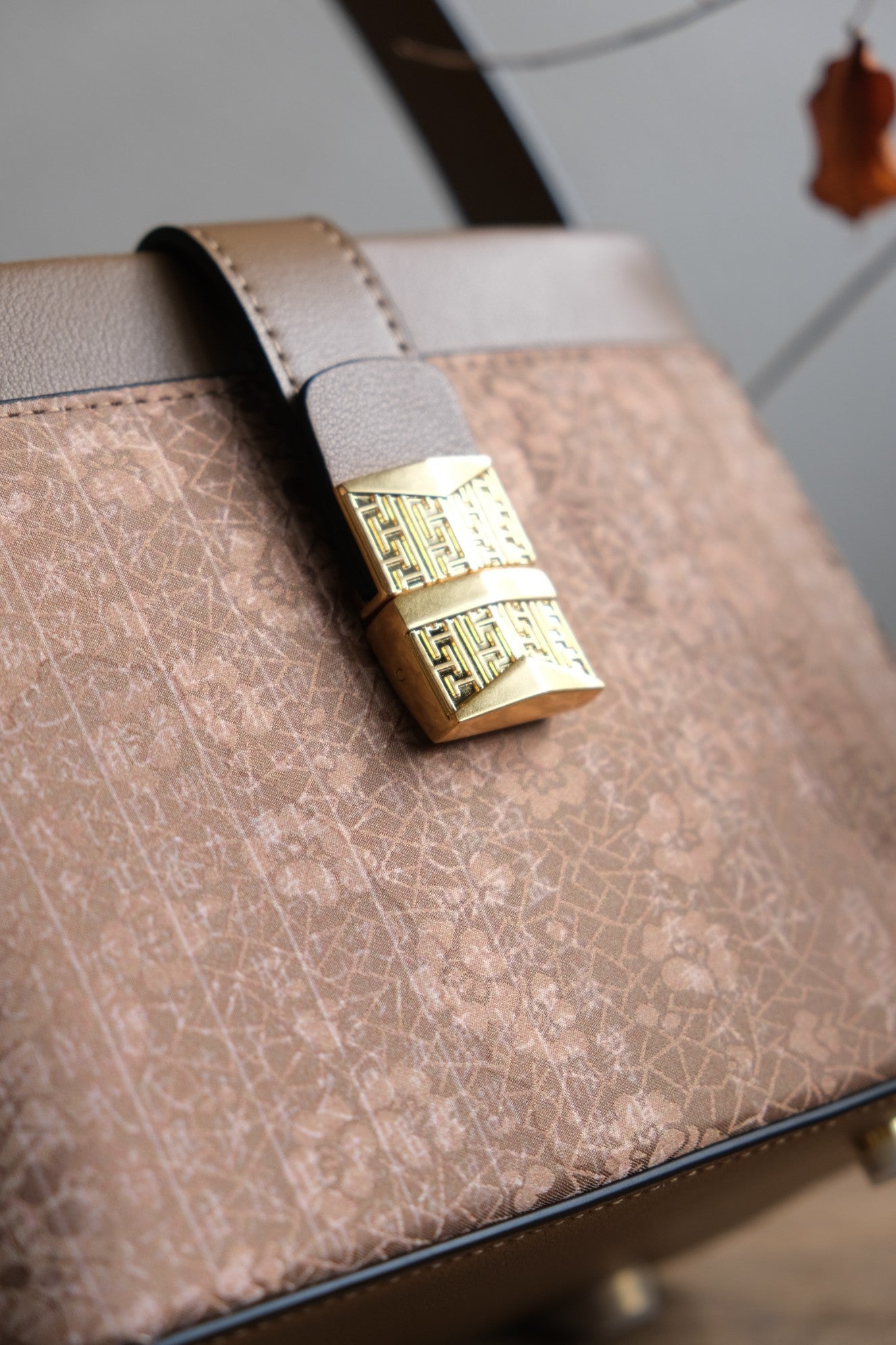 Artisan handmade process of Lingjin silk handbag