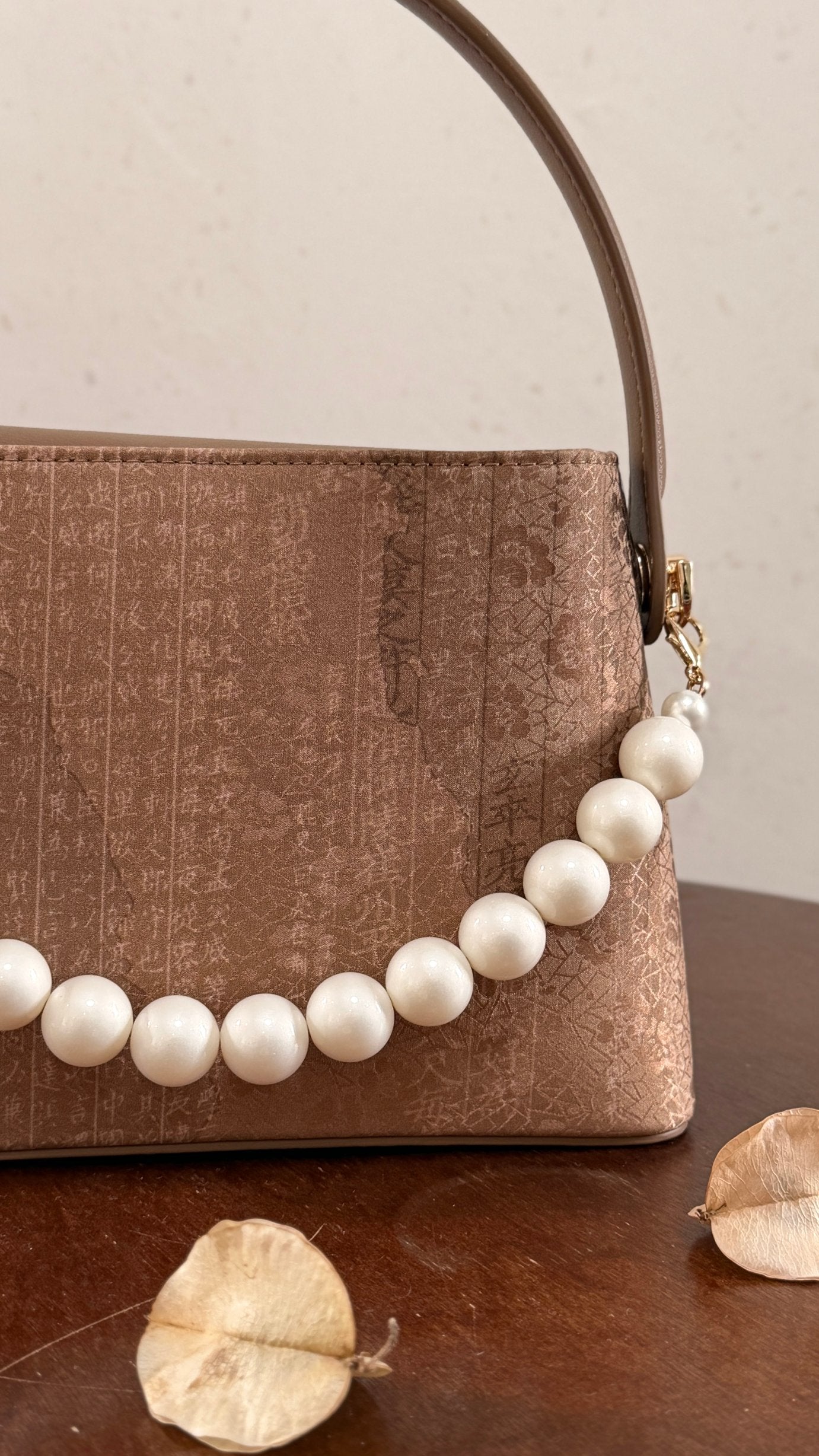 Elegant Lingjin silk tote bag with leather details
