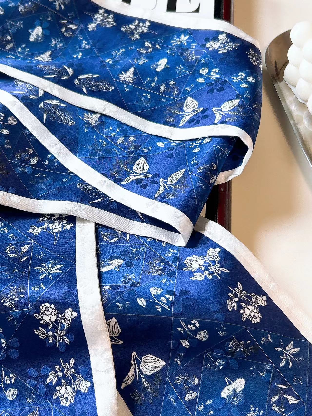 Luxury oriental scarf with silk craftsmanship