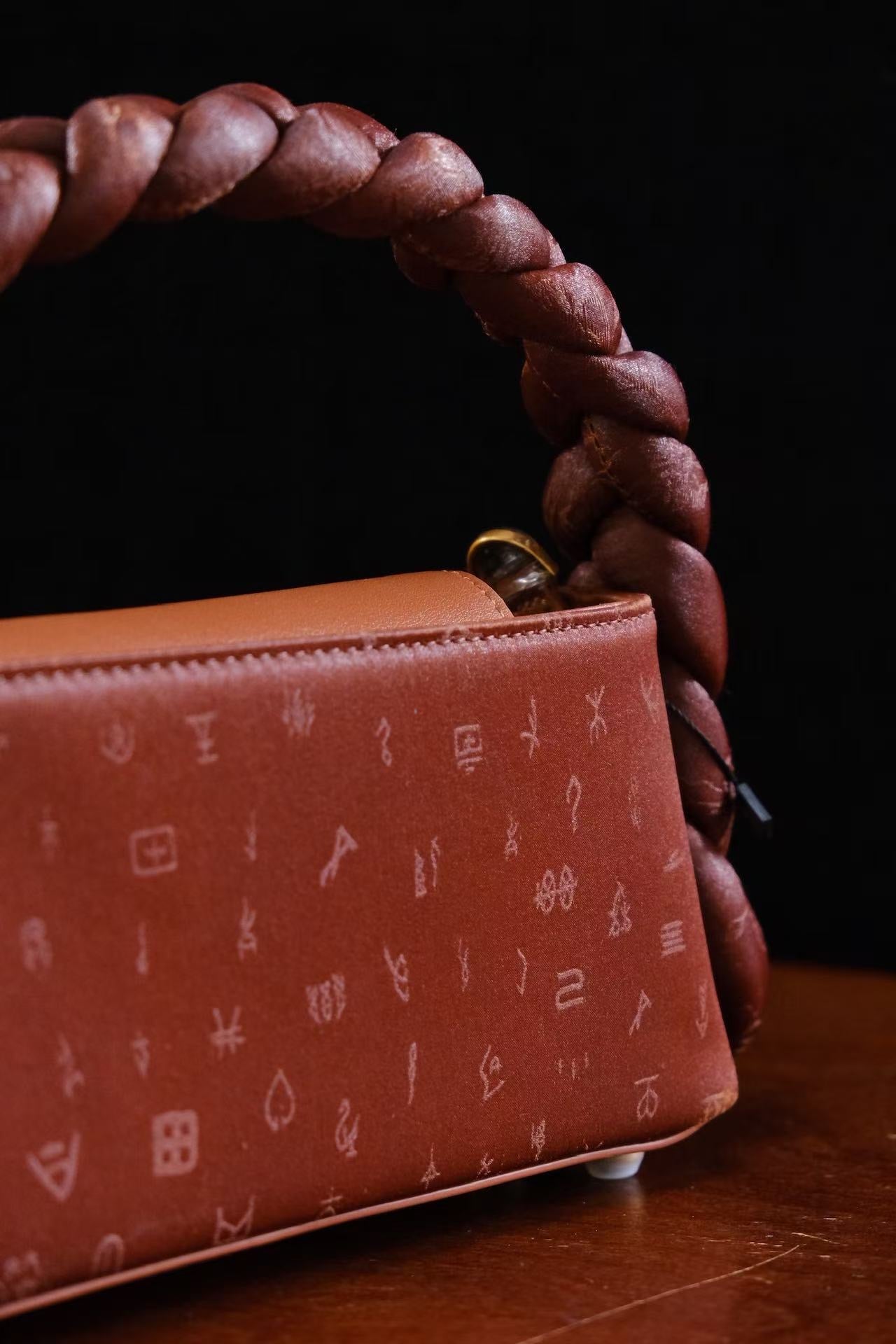 Modern Chinese handbag style combining tradition and elegance