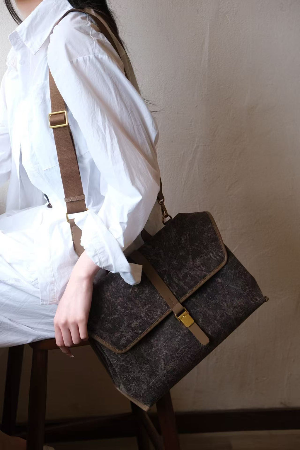 Oriental fashion style featuring an elegant Xiangyunsha silk handbag