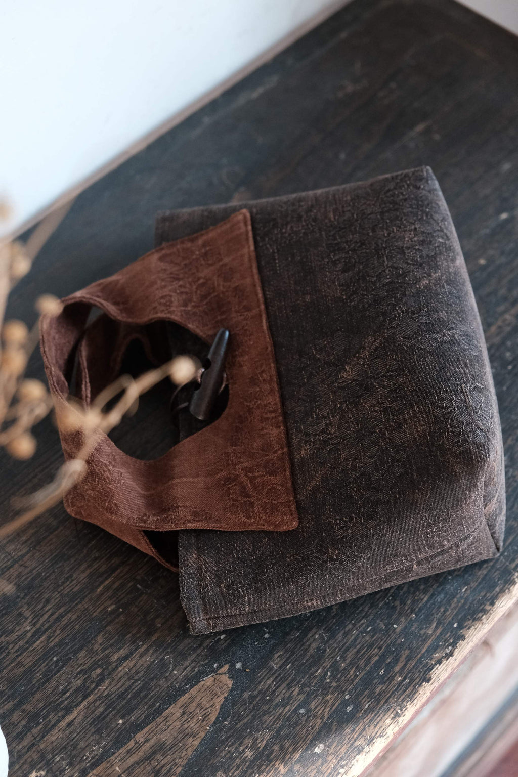 Premium materials including Xiangyunsha silk and genuine leather