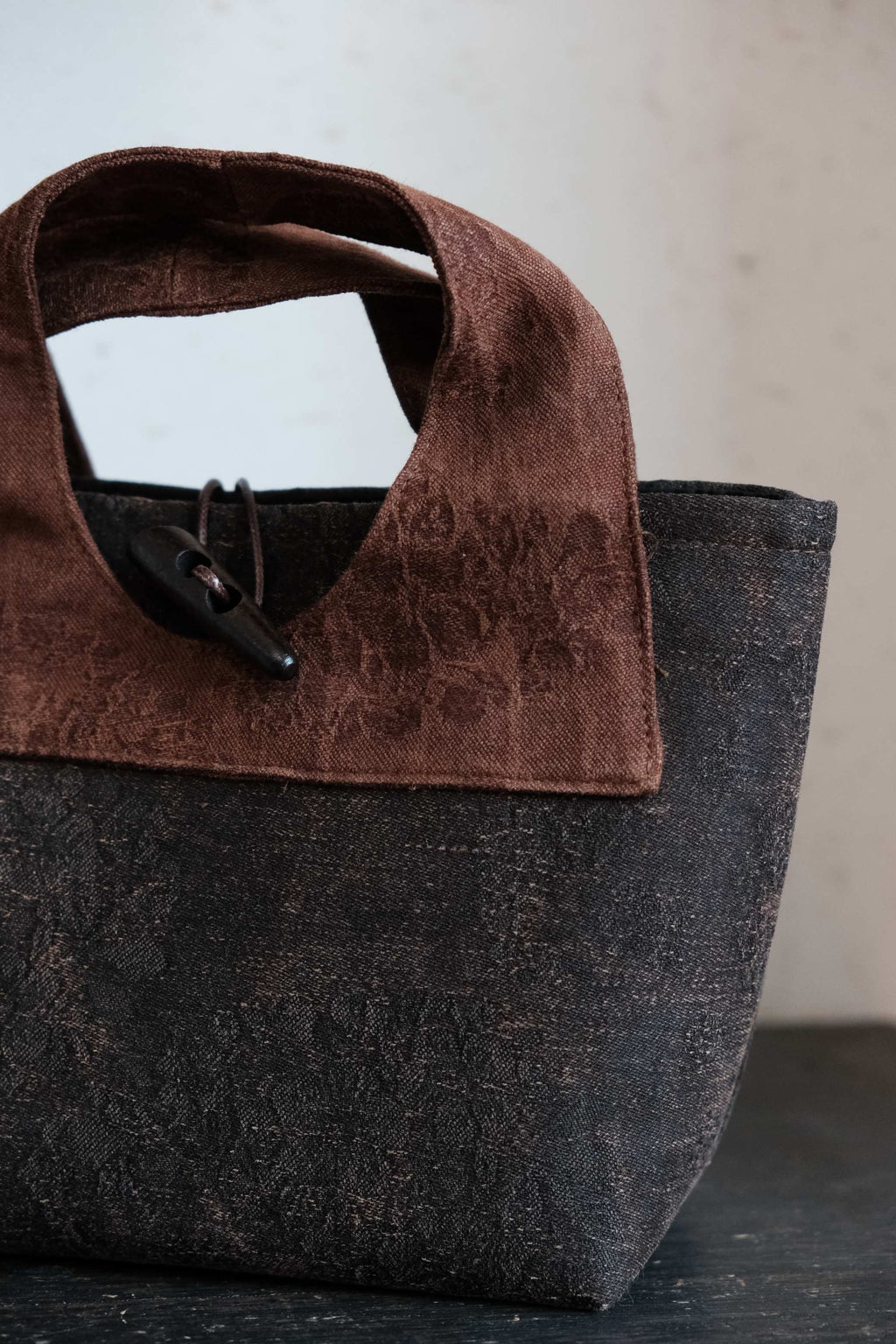 Side view of Xiangyunsha silk leather handbag design