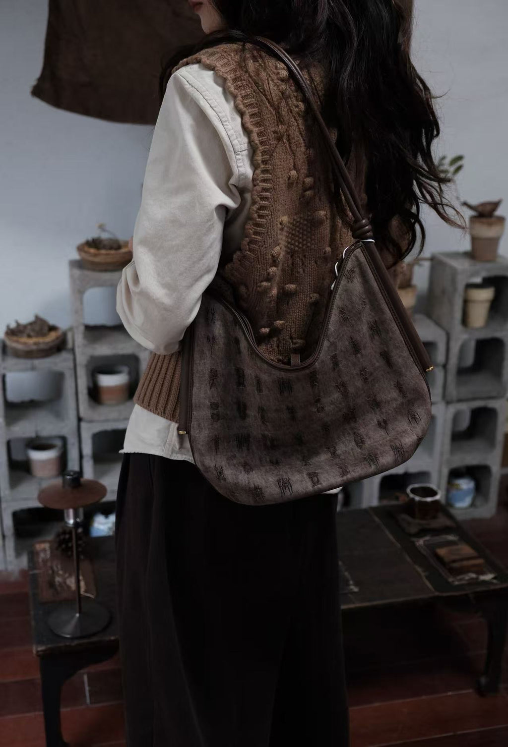 Traditional craftsmanship behind Xiangyunsha silk handbags