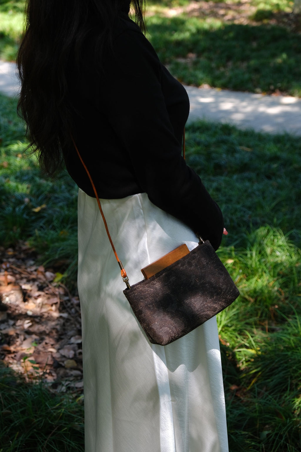 Elegant Xiangyunsha silk handbag with oriental beauty