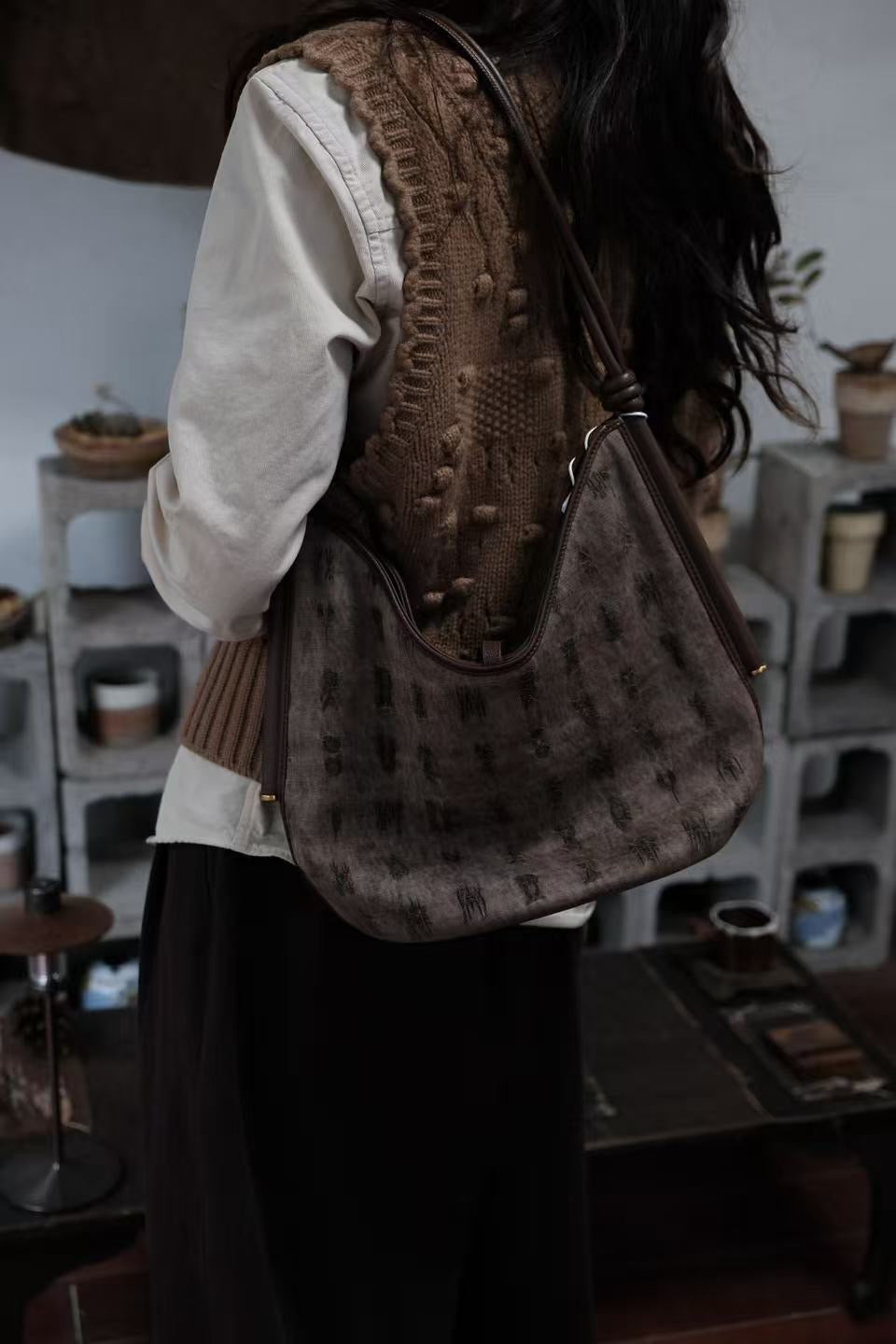 process
Handmade process of creating Xiangyunsha silk leather bag