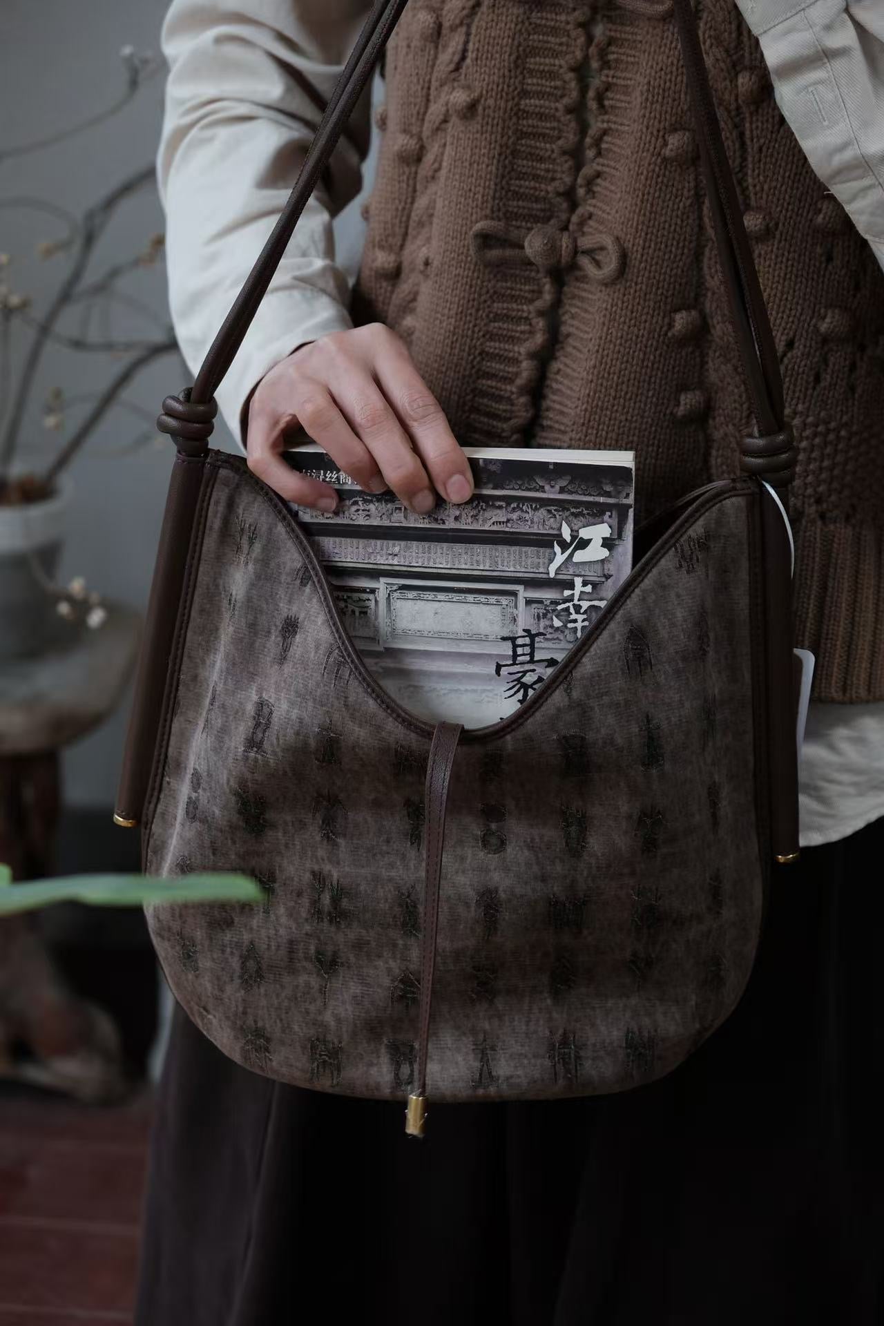 Genuine leather and Xiangyunsha silk handbag details
