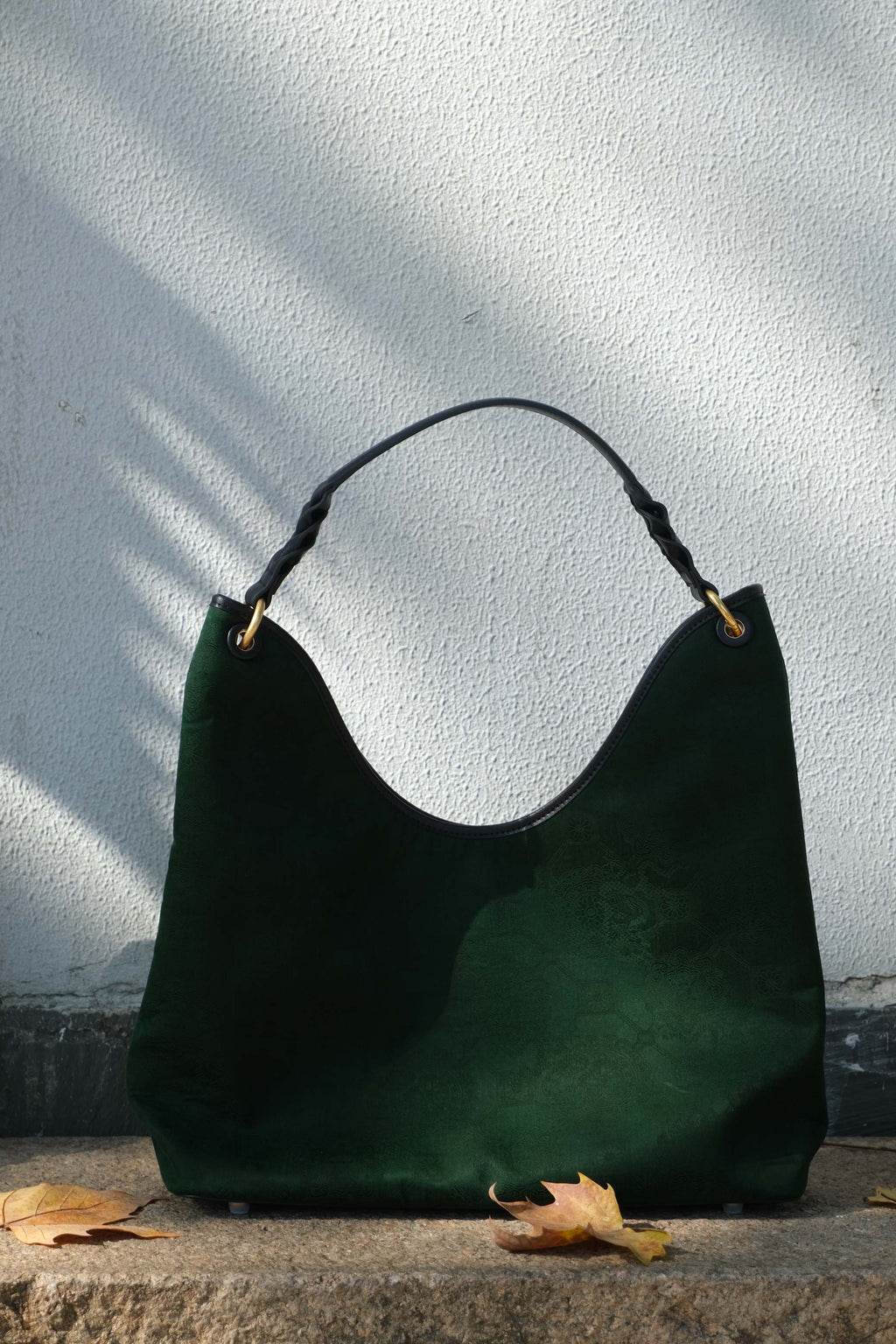 Elegant Xiangyunsha silk handbag with oriental beauty