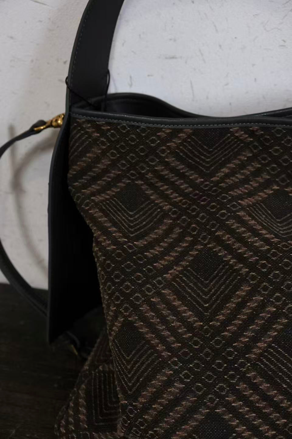 Premium handmade Xiangyunsha silk purse for women
