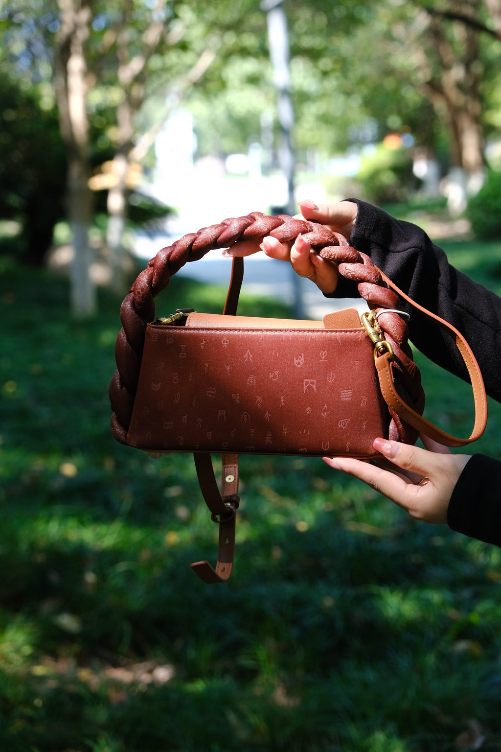 Handcrafted Xiangyunsha silk shoulder bag for modern women