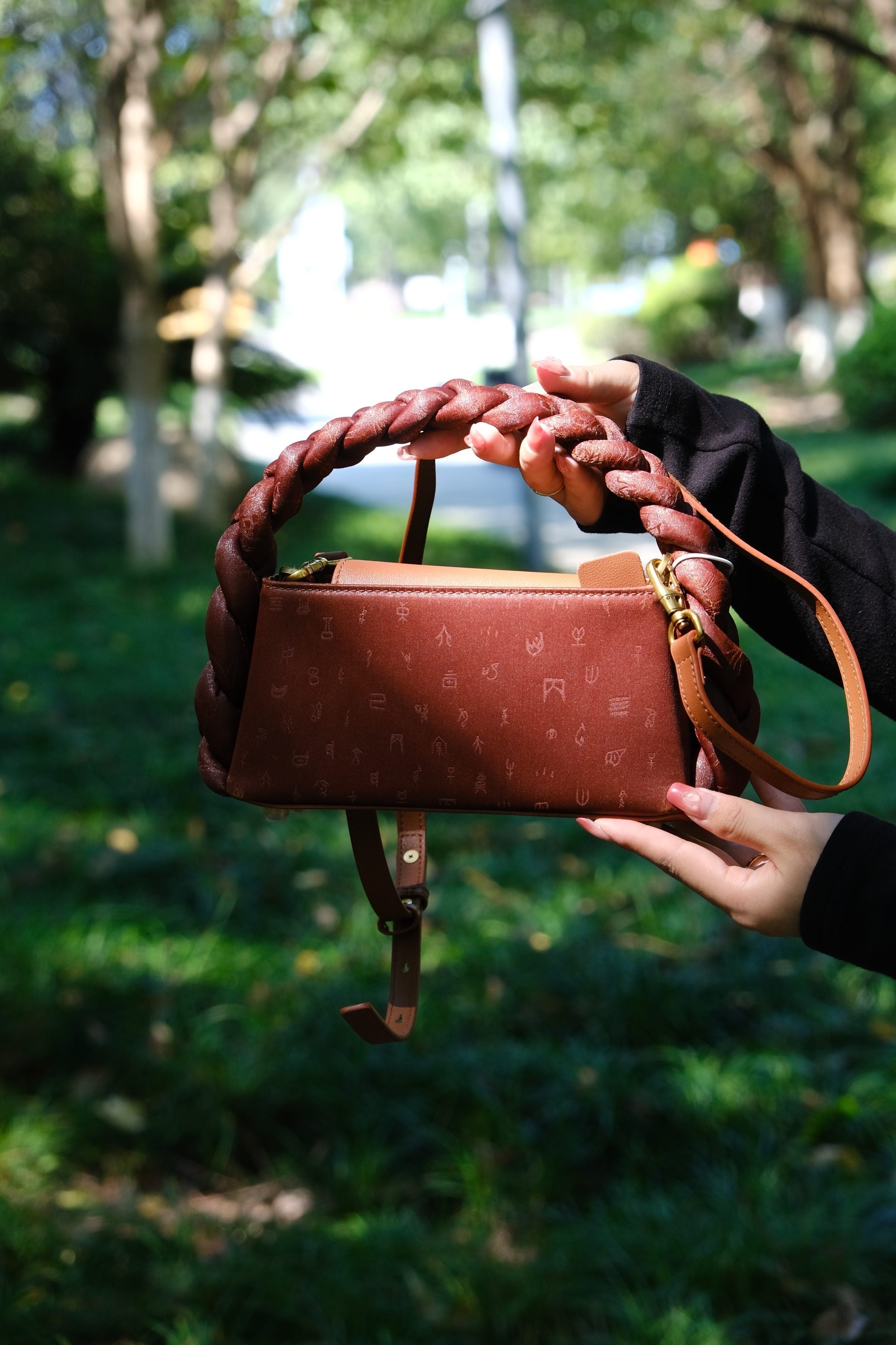 Handcrafted Xiangyunsha silk shoulder bag for modern women