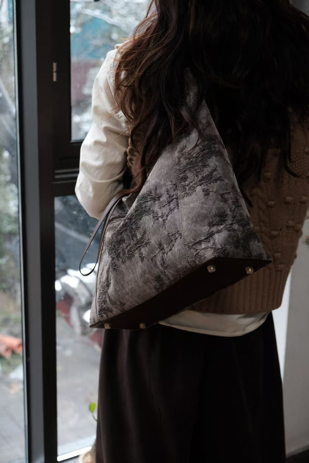 Handmade Xiangyunsha silk crossbody bag combining traditional craft and modern style