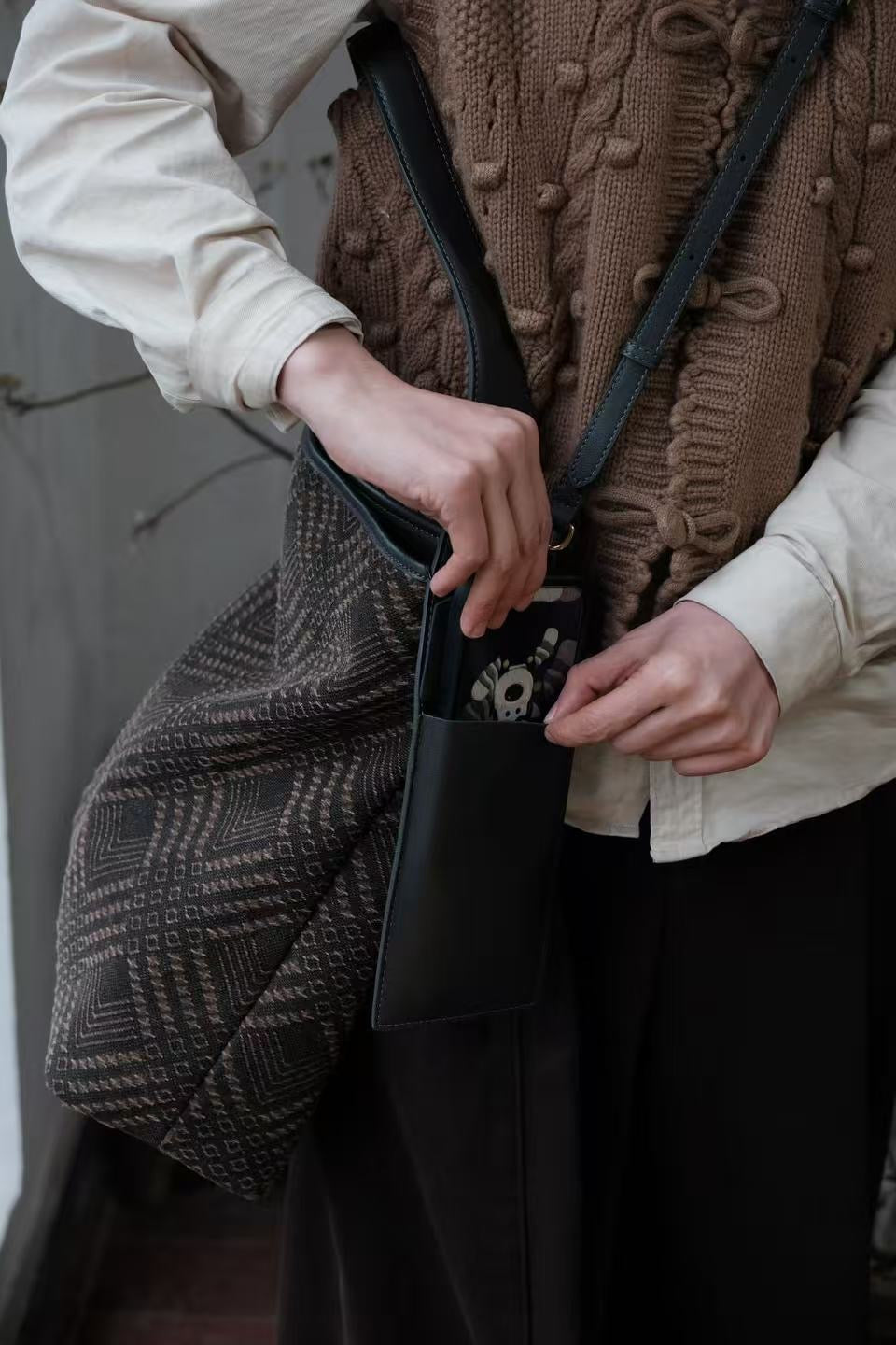 Handmade Xiangyunsha silk pouch with leather craftsmanship