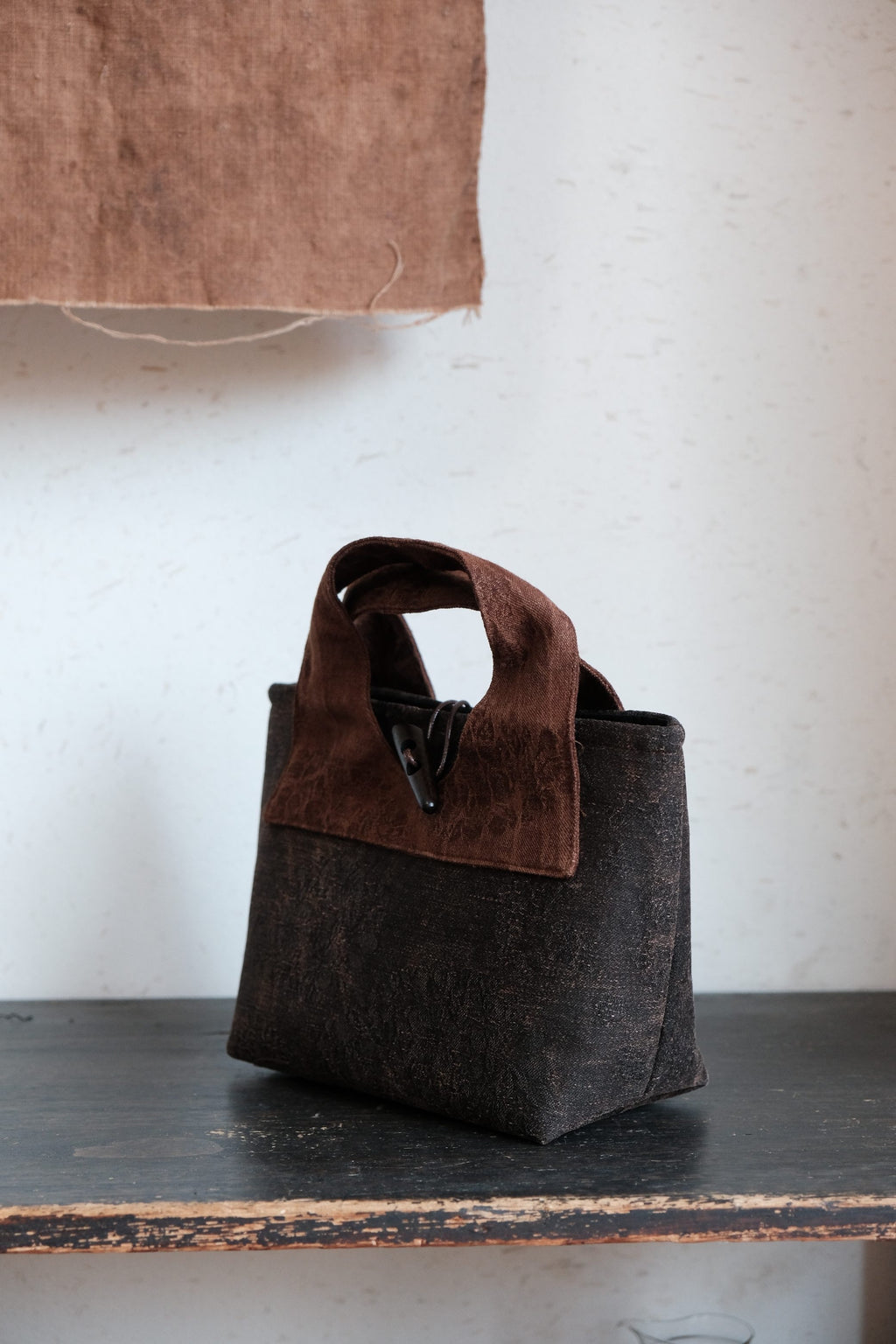 Xiangyunsha silk shoulder bag with genuine leather construction