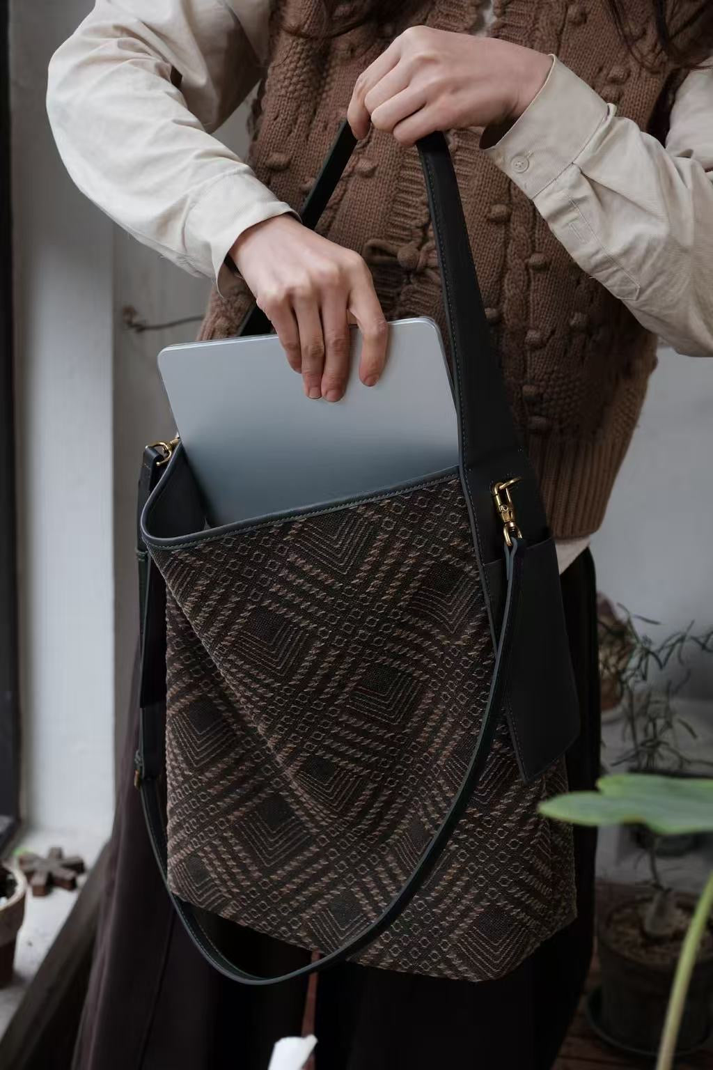 Xiangyunsha silk top handle handbag with elegant design