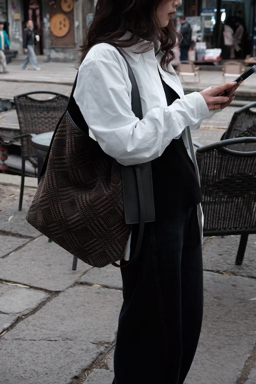 Traditional Chinese silk handbag made with Xiangyunsha fabric