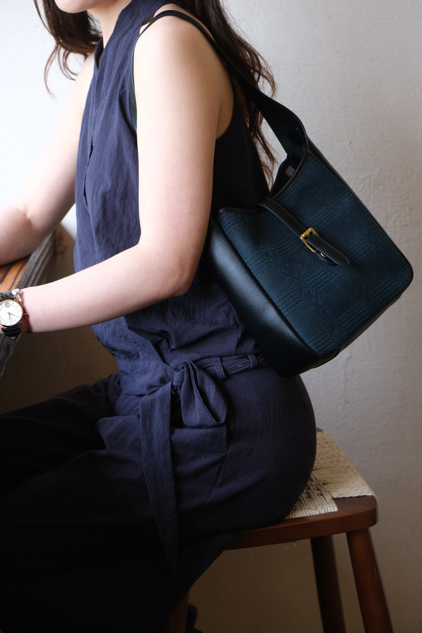 Model wearing bag under arm, daily commute outfit look